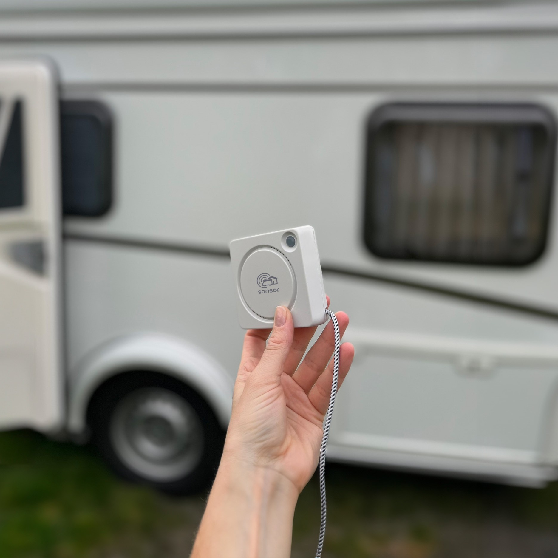 Intelligentes Alarmsystem im Camper montiert